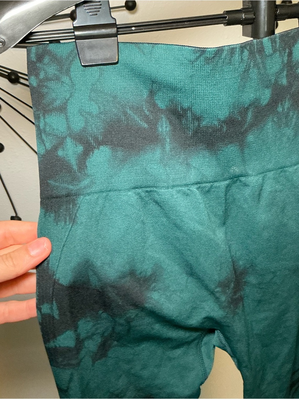 Green Black Tie Dye Scrunch Butt Leggings Size Medium - Picture 2 of 5